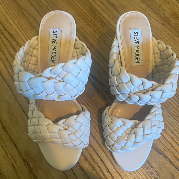 Sandals.. worn one time. Perfect condition - Picture 8 of 9